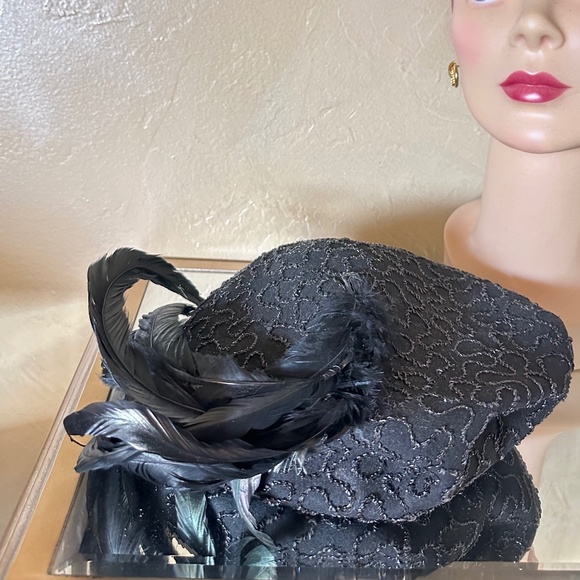 REFINED 1940S' BLACK FELT BERET + UNDULATING CORD TRIM + BLACK ROOSTER FEATHERS - Picture 12 of 14